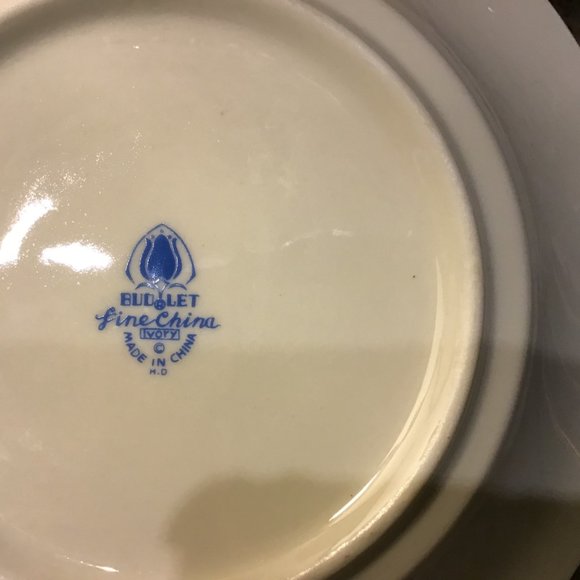 4 Budlet Ivory Christmas Holly Traditions 8" Bowls. Vintage Fine China - Picture 4 of 5